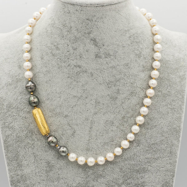 Kette mit 8 mm Süßwasser Perlen, 4 Tahiti Perlen und 1 Murano Glas Perle